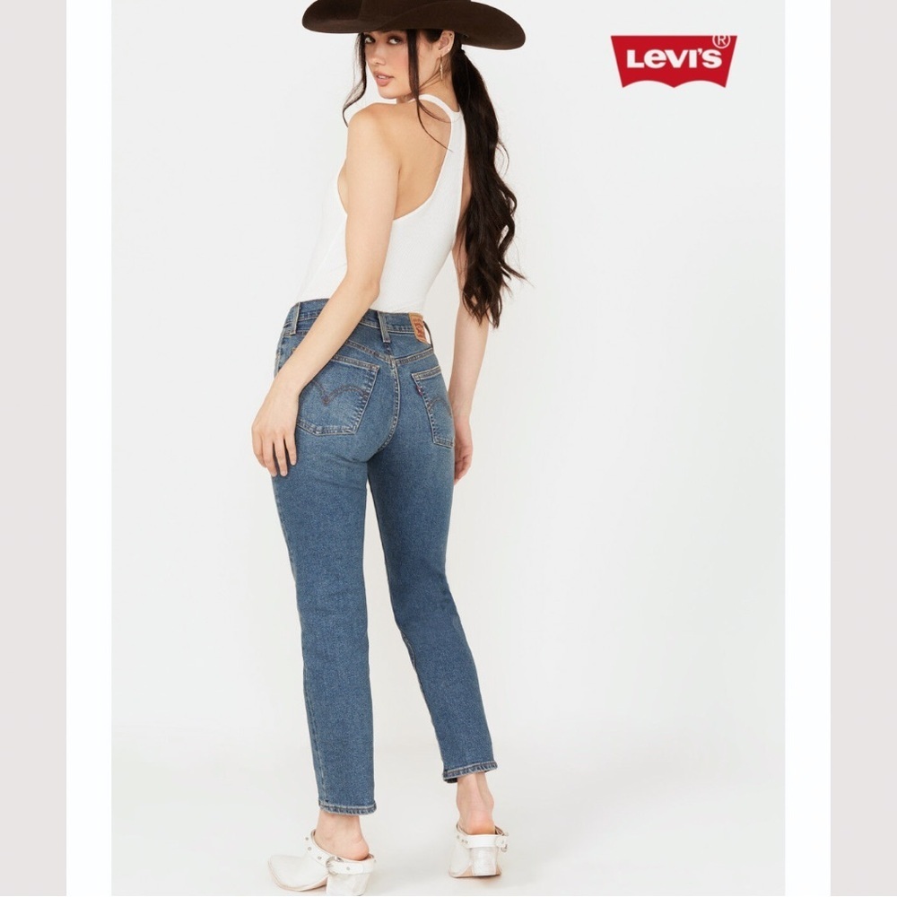 Levi's Women's Straight Leg Jeans in Medium Blue Denim